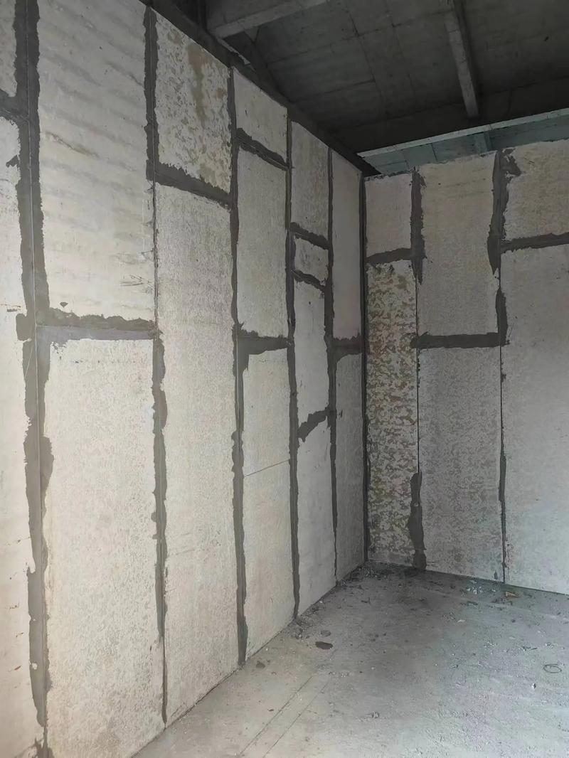 今天,我要向大家介紹一種新型的建筑材料&mdash;&mdash;實(shí)心輕質(zhì)隔墻板.